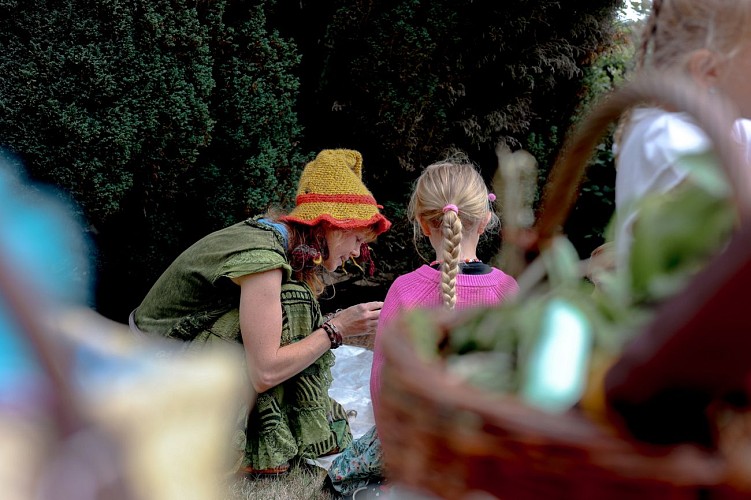Cuisiner les plantes avec Carabistouille, la sorcière des haies