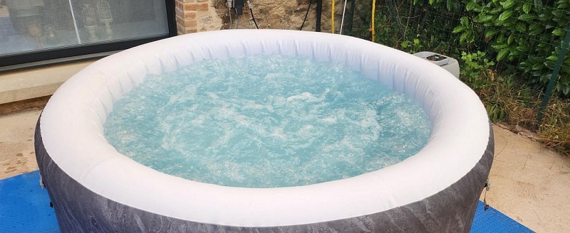 gite de la petite cascade à La Jaunie commune de La Meyze en Haute-Vienne - le SPA gonflable sur la terrasse_3