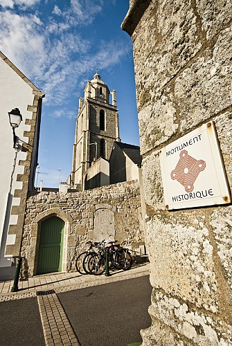 L'église Saint-Guénolé et sa tour