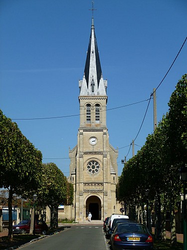 Au milieu du boulevard Hostachy, tournez à gauche vers l'église Saint-Léonard