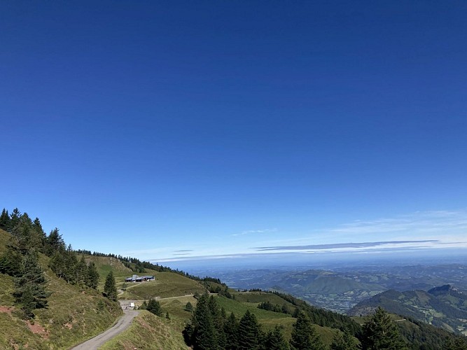 Randonnée à Issarbe, vue sur la vallée de Barétous