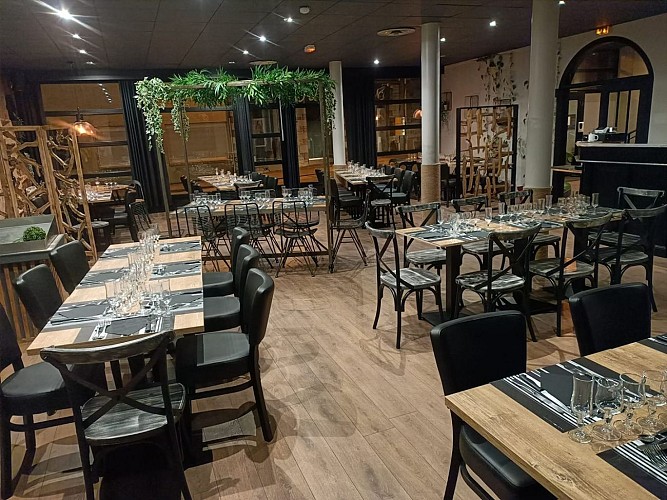 intérieur tables Le Ricordeau