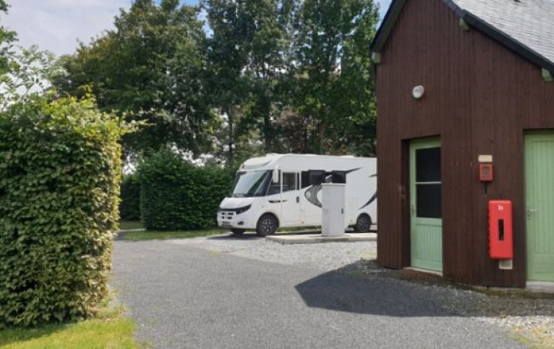 aire camping car Camping Le Chardonneret Le Pertre