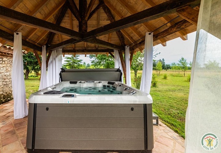 HLOAQU047V50ML0L_Bruch_ManoirPons_photo5