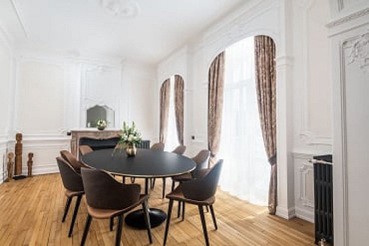 La salle à manger et la table du petit-déjeuner commun