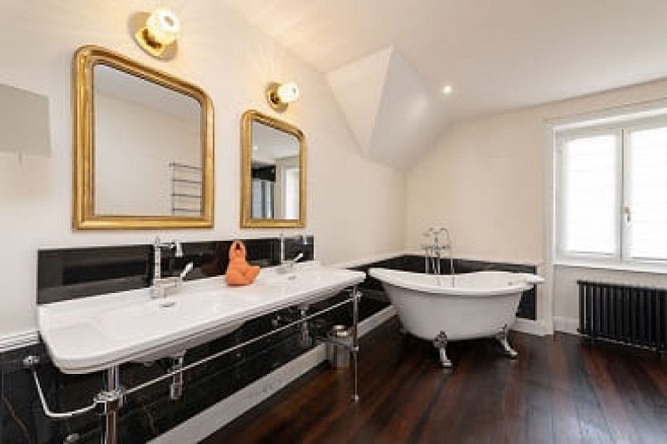 la salle de bain de la suite Chevalier et la salle de bain de la Suite Princesse