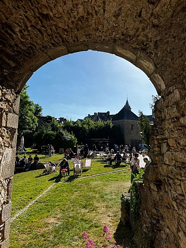 Guinguette À La Bonheur