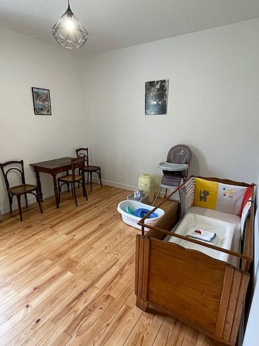 2025 - STJUS - Gîte du Mouta - Lit bébé - ©DUPEYRON Marie-Anne