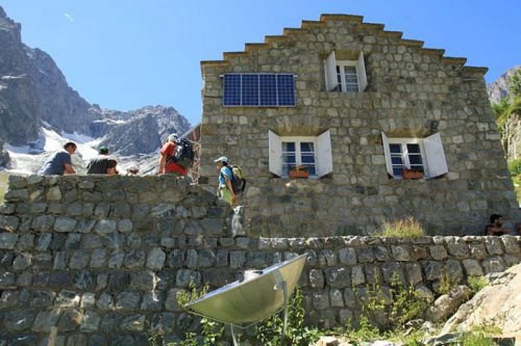 Refuge des Bans : panneaux solaires et four solaire
