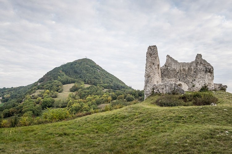 Chaumont village and castle ruins