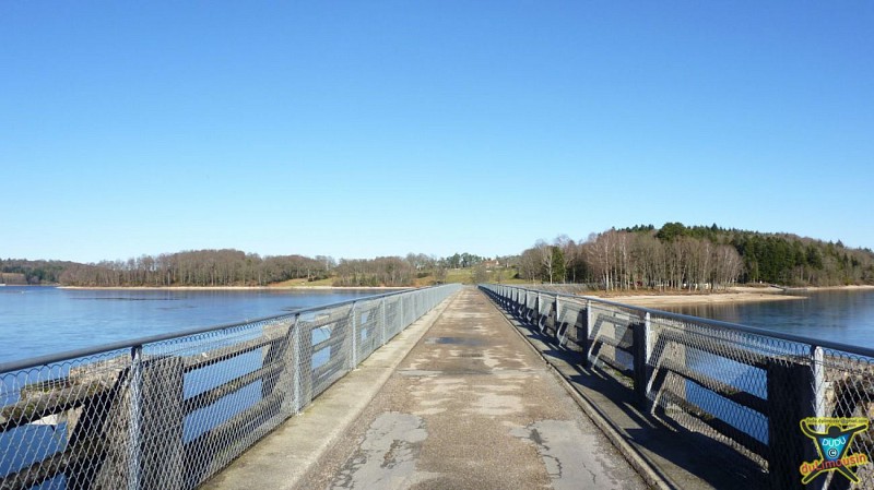 Pont menant à l'île de Vassivière