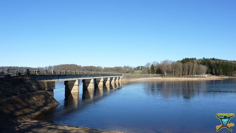 Pont menant à l'île de Vassivière