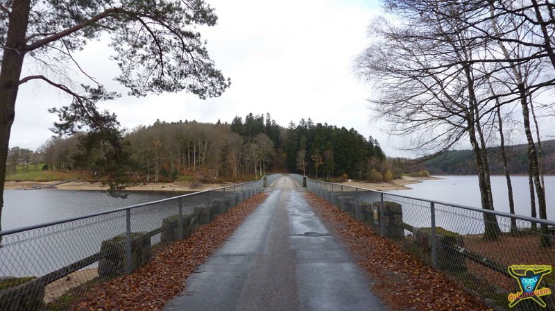 Pont menant à l'île de Vassivière