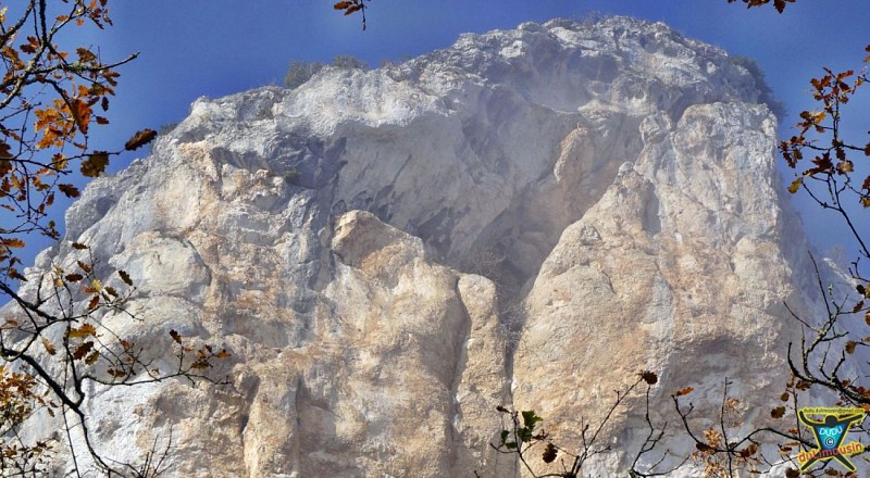Sentier à flanc de la falaise menant à Monges