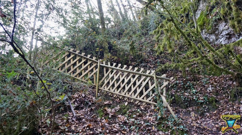 A droite grimper le sentier vers Point de vue / Blanzaguet