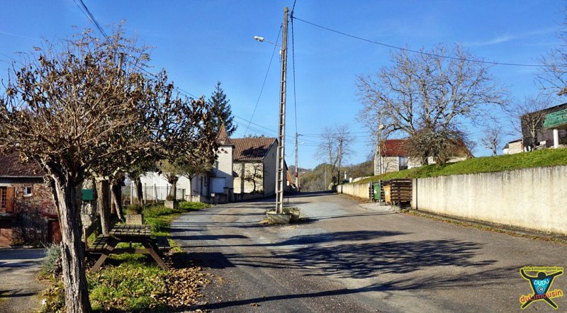 Blanzaguet - 2 fois à gauche - Direction Saint-Sozy par falaise