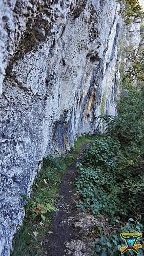 Chemin à flanc de falaise des Rocs de Monges