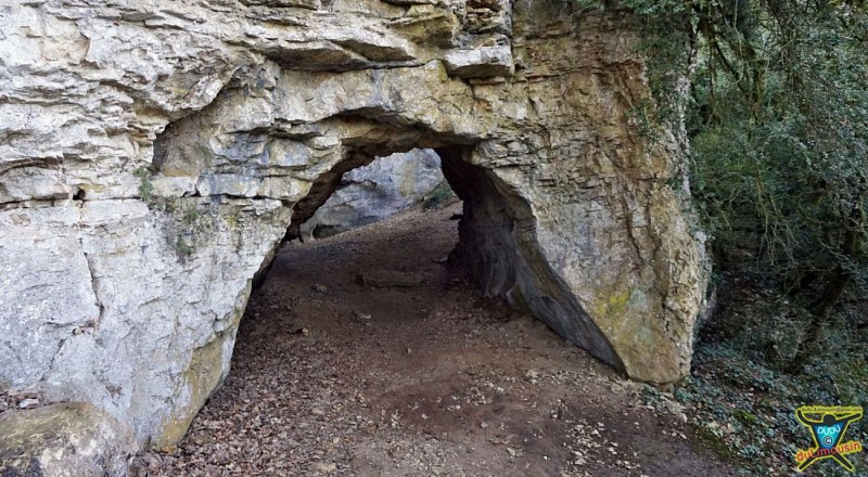 Grottes, cavernes et vestiges d'abris préhistoriques des Rocs de Monges