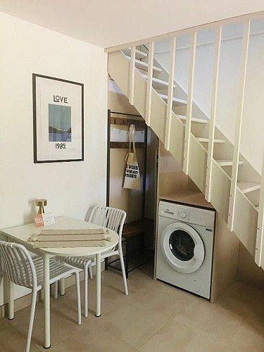 Coin-cuisine et vue sur l'escalier (2025).
