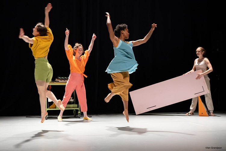 SPECTACLE "QUI, QUE, QUOI ?" // Carré Blanc Cie