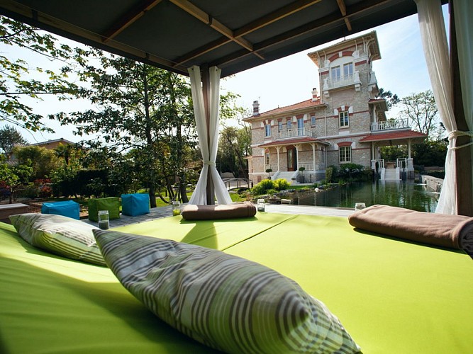 364-balinese-bed-view-towards-villa-7024-800x600