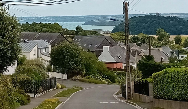 Vue sur l'entrée du port et le fond de baie