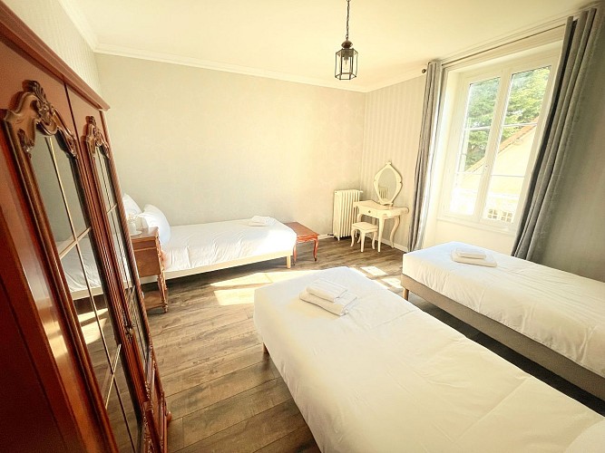 La Maison Voyage 41 - vue ensemble coiffeuse chambre trois personnes - Suite Familiale Magie