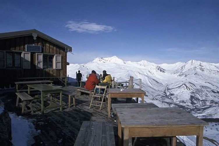 Refuge Evariste Chancel, au fond l'Aiguille du Goléon