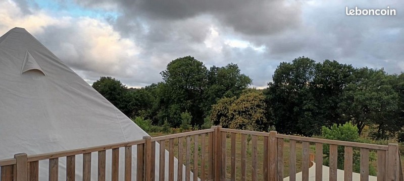 Lodge tipi bois camping à la ferme