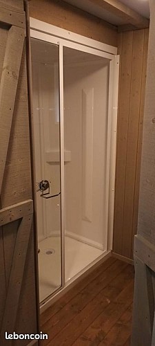 Lodge tipi bois camping à la ferme