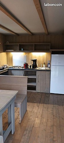 Lodge tipi bois camping à la ferme