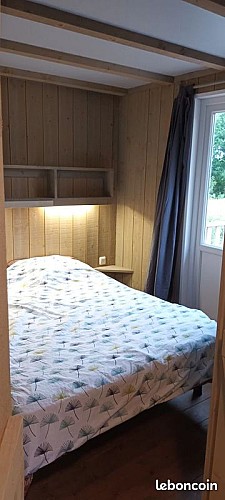 Lodge tipi bois camping à la ferme