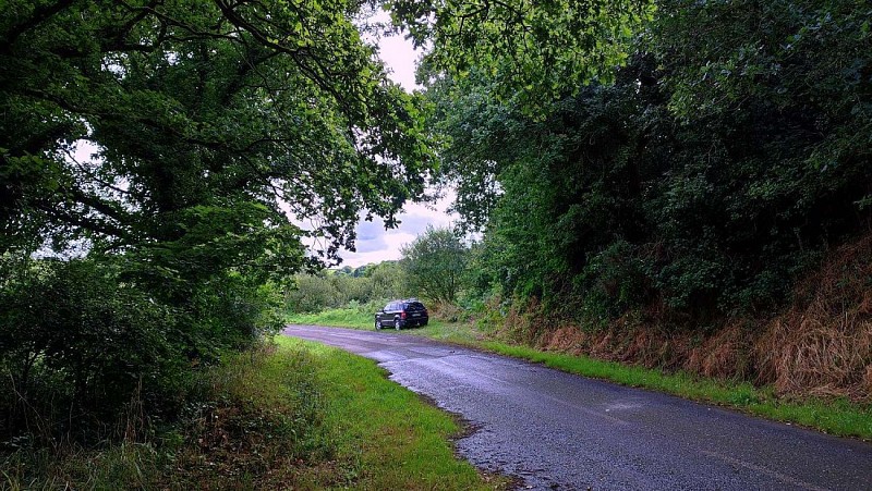 Stationnement sur le bas-coté de la voie