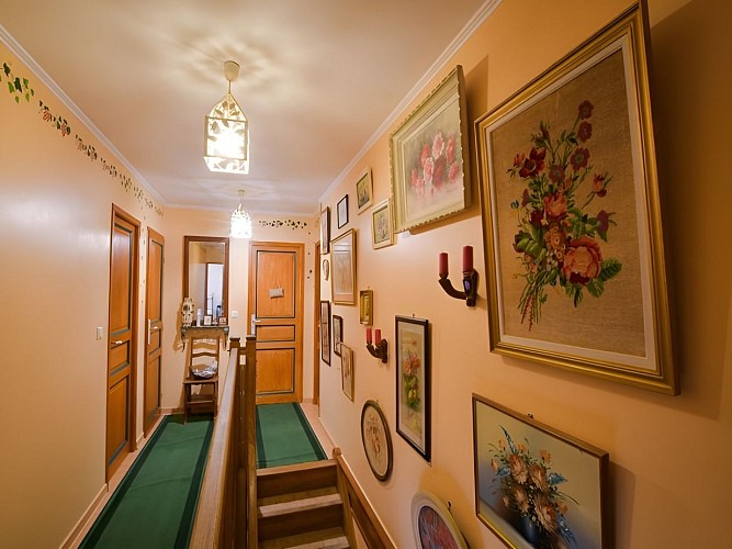 le-couloir-d-acces-aux-chambres-photo-4