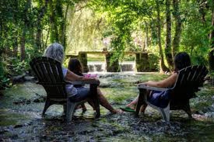 La petite guiguette, les pieds dans l'eau_ Le Grand Châtelier _ 79500 Melle