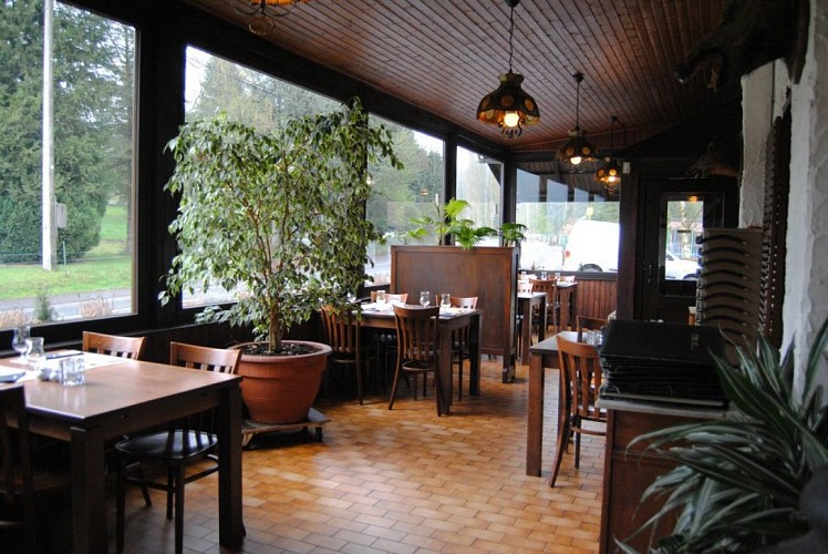 556112_357868350944572_128078547_n