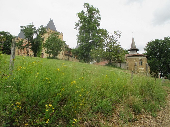 Le château et l'église de Bernet