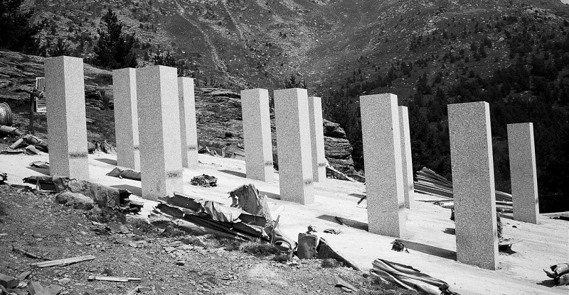 Monument du Liberator par Sacha Sosno, artiste sculpteur