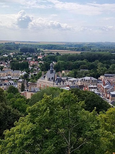 L'hôtel de ville et la campagne alentour