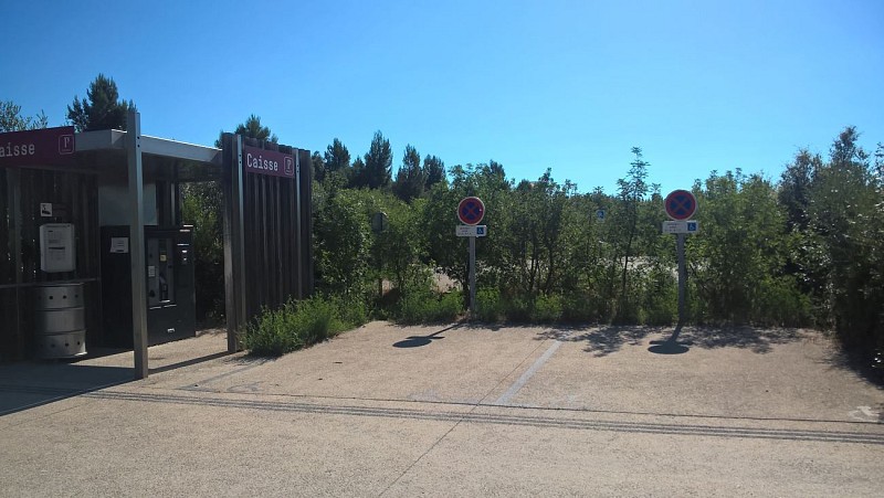 Garez-vous sur le parking payant (en période estivale) du pont du Diable sur l'une des 9 places PMR parmi les 450 places de stationnement possible