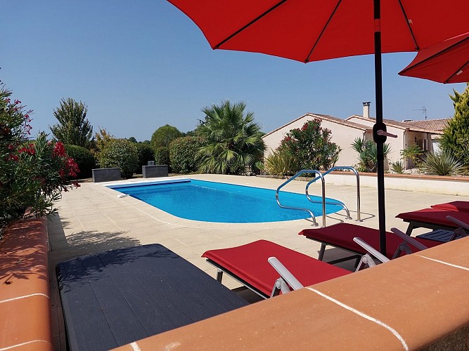 2 parasols zwembad  en woning