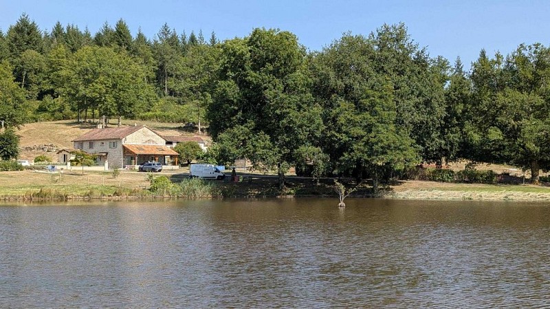 Gite de la Petite Lisonne - commune de Marval en Haute-vienne - Limousin - La Lisonne vue de l'étang_2