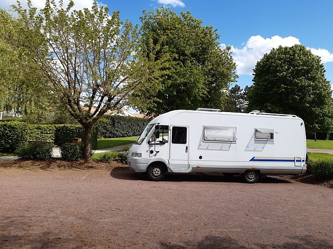 AIRE CAMPING-CAR LA BOISSIERE DU DORE