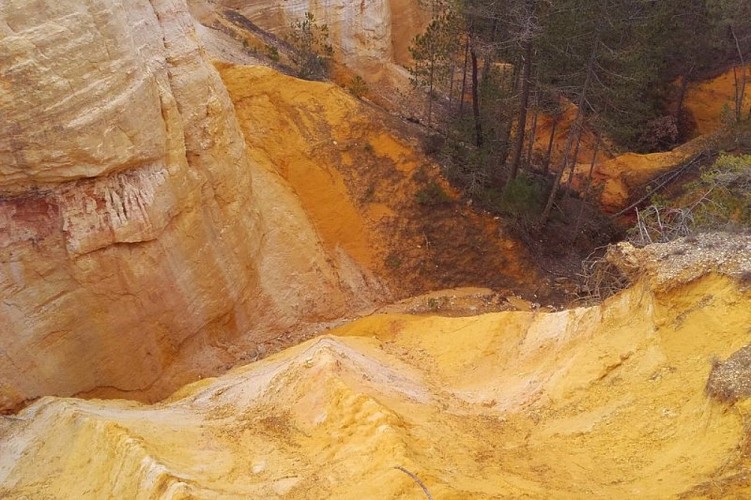 Couches d'ocres jaunes
