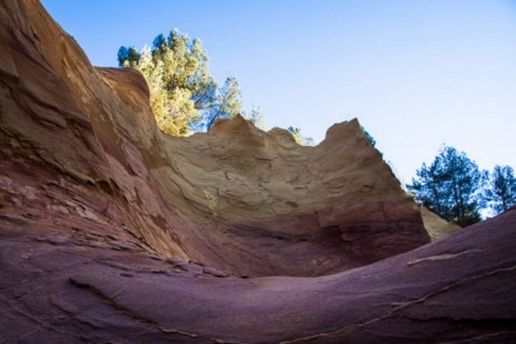 Couches d'ocres jaunes et rouge-violets