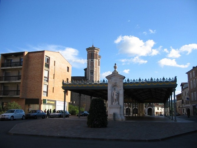 Cazeres_59909_La-halle-et-l-eglise Pierre Demarle
