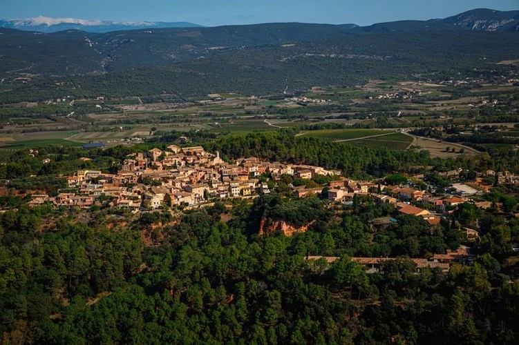 Roussillon, plaine de Sylla Monts de Vauclsue et Ventoux au loin