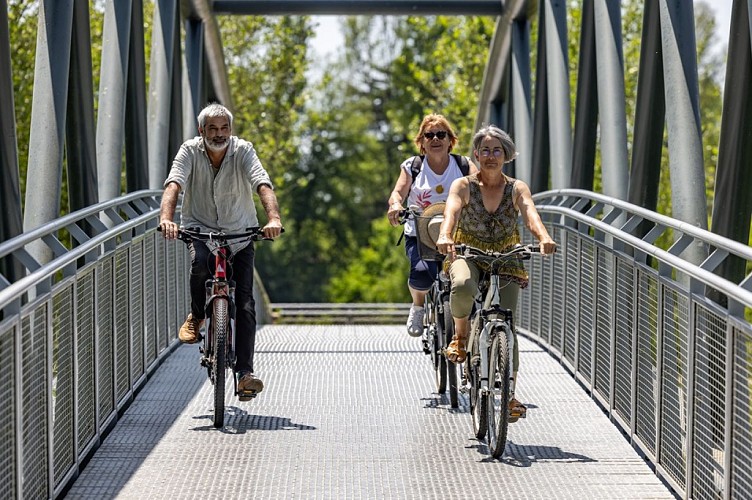 Moulin du Duellas-passerelle-velos-face-a-vallee-isle-perigord