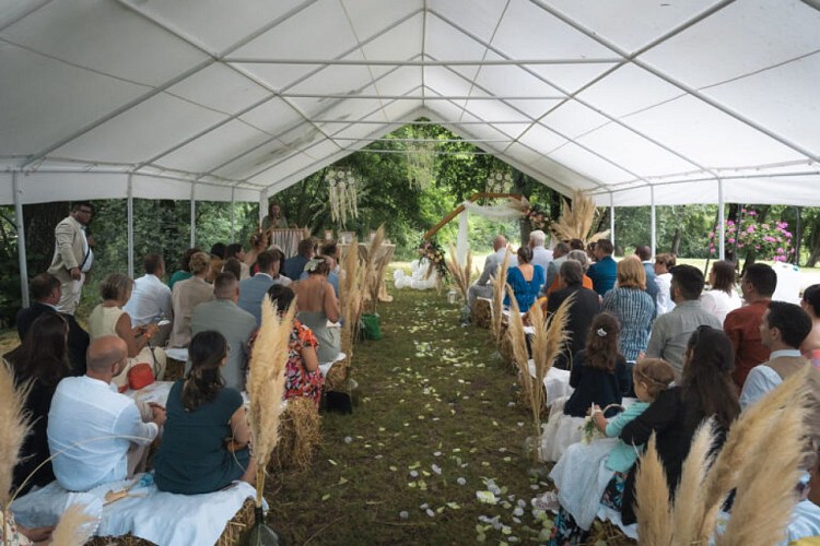 Cérémonie laïque dans le parc du domaine