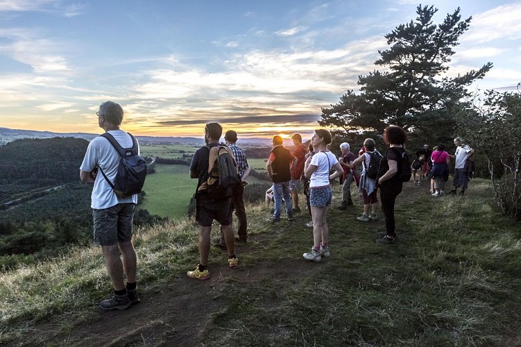Le puy de Vichatel, une balade au crépuscule au milieu des volcans